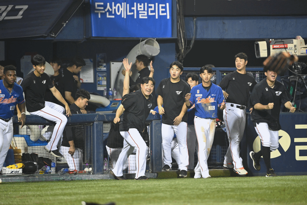 이상규를 향해 환호하는 주현상과 한화 선수들. 잠실=허상욱 기자