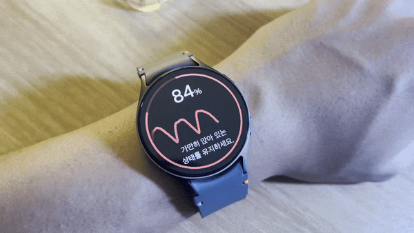 갤럭시 워치7으로 혈압을 측정하는 모습./김민국 기자