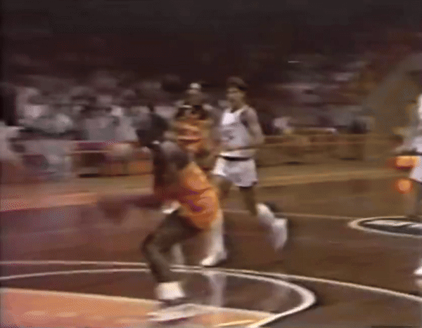 백보드 박살낸 덩크 - 1985년 8월, 당시 22세의 마이클 조던이 한 시범 경기에서 원핸드 덩크로 백보드를 박살 내는 모습. / 출처=바스켓볼스 그레이티스트 모먼츠 엑스