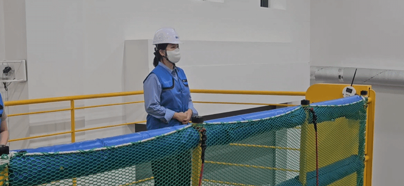 개구부 추락 사고 체험을 하는 모습. [고은결 기자]