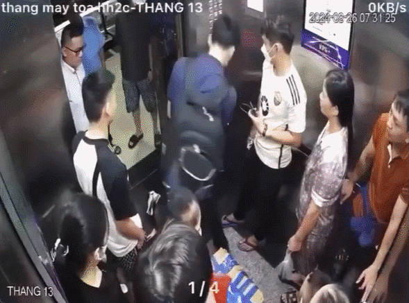 흰색 셔츠 차림의 남성이 탑승하던 중 문이 열린 채 출발해버리는 엘리베이터. /유튜브