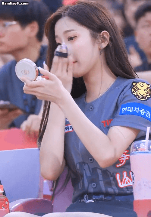 한국프로야구(KBO) KIA의 스타 치어리더인 이주은이 경기장에서 화장을 고치던 중 삐끼삐끼 춤을 추고 있다. [틱톡 캡처]