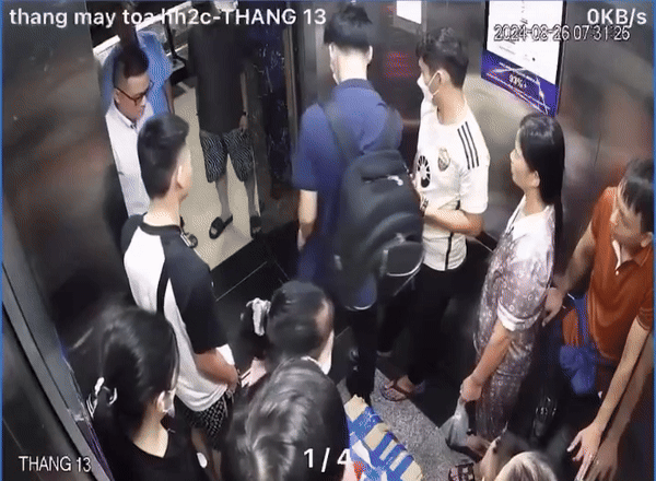 [서울=뉴시스] 베트남의 한 아파트에서 엘리베이터가 문이 닫히지 않은 채로 갑자기 출발하는 아찔한 사고가 발생했다.(사진=docnhanh) *재판매 및 DB 금지