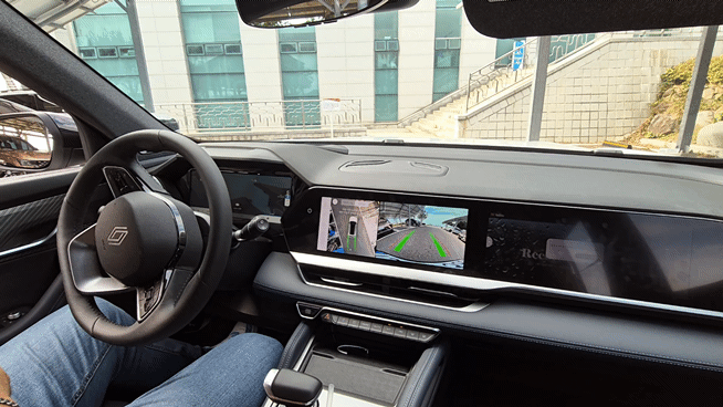 오토 파킹 시스템 시연하는 엔지니어 [르노코리아 제공. 재판매 및 DB 금지]