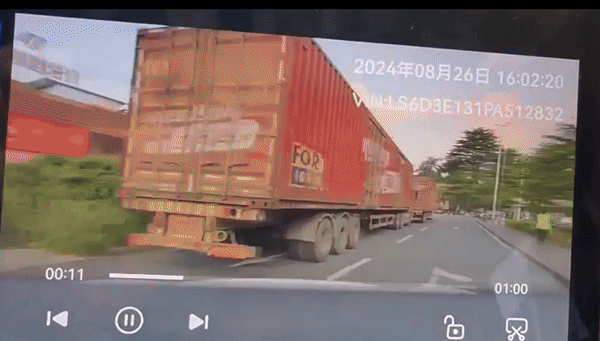 한 중국 남성이 유아차를 밀며 대형 트럭 아래를 지나가고 있다. [이미지출처=바이두 캡처]