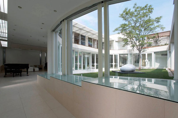 일본의 펜타곤 주택 내부의 레벨차를 만든 사례