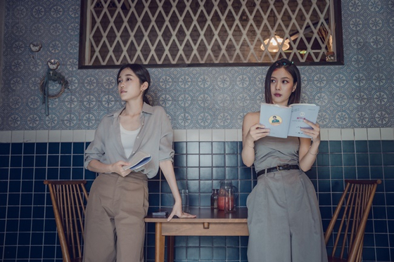 숲속에서 이미지