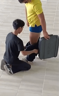 지난달 태국 붕칸에 있는 한 학교에서 진행된 뱀 물림 안전 교육에서 전문가 바지 안으로 코브라가 들어가는 소동이 일어났다. 사진=페이스북(Nick Wildlife) 캡처