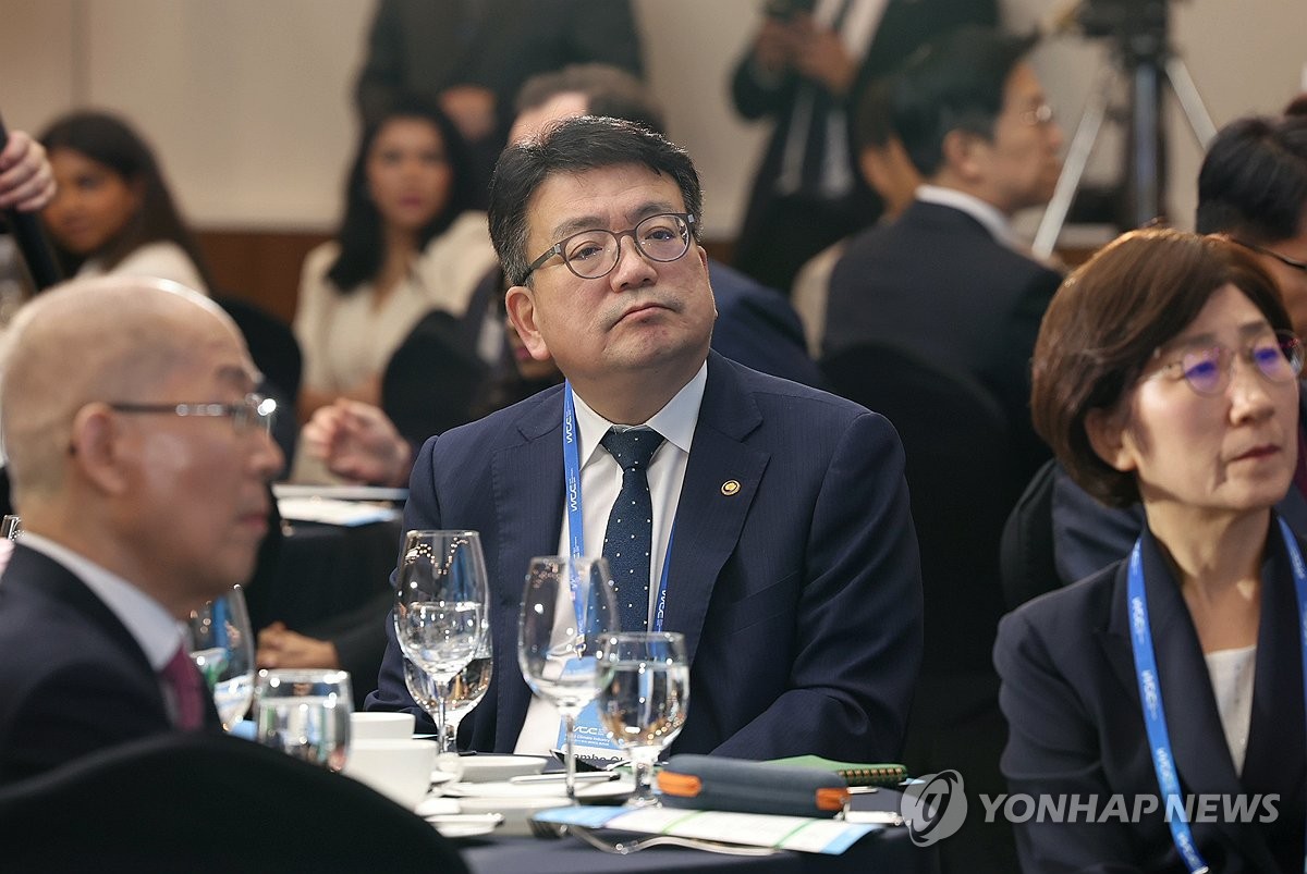 라운드테이블 이미지