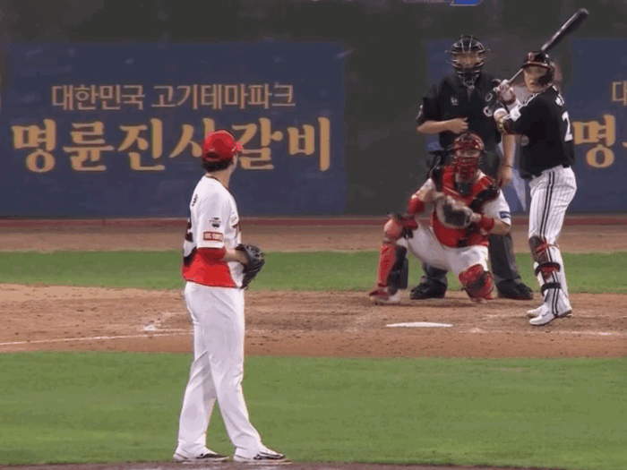 KIA 정해영이 지난 3일 광주 LG전에서 박동원을 상대로 정체불명의 공을 던져 헛스윙을 유도했다. 출처 | 티빙