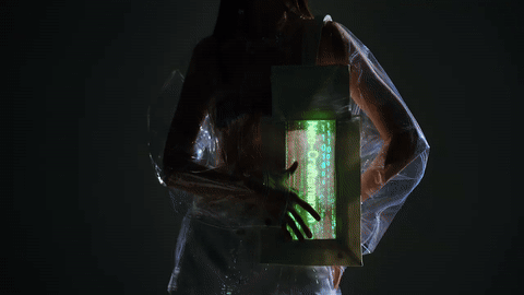 패션모델이 LG디스플레이의 스트레처블 디스플레이가 적용된 의류 콘셉트(이청청 디자이너)를 착용하고 있다. LG디스플레이 제공