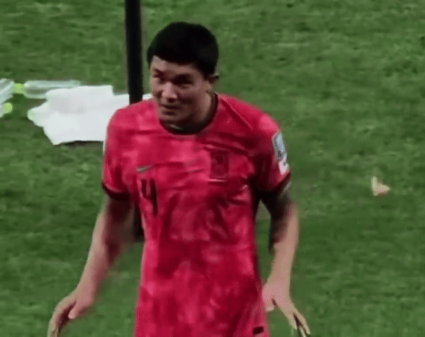 경기 종료 후 관중석으로 다가오는 김민재의 모습. /사진=유튜브 갈무리