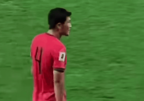 경기 종료 후 붉은 악마 응원석을 보며 고개를 젓는 김민재의 모습. /사진=유튜브 갈무리