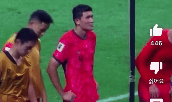 붉은 악마 응원단 앞에서 인사를 거부하는 김민재의 모습. /사진=유튜브 갈무리