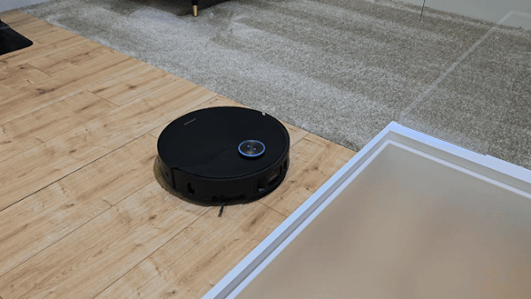 드리미가 'IFA 2024'에서 공개한 로봇청소기 신기술. 높이가 낮은 공간을 인식하면 튀어나와 있는 라이다 센서가 본체 안으로 들어간다.