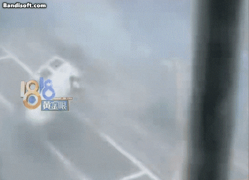 중국을 덮친 태풍 '야기' 영향으로 주차된 차량이 굴러가고 건물 창틀이 우르르 떨어져나가고 있다./더우인