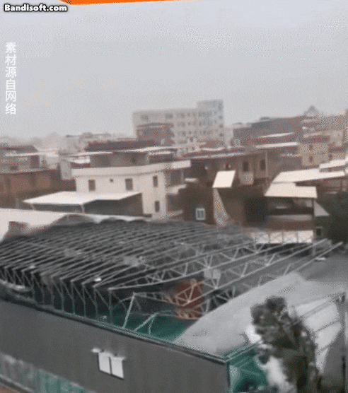 중국을 덮친 태풍 '야기' 영향으로 하이난 건물 지붕이 무너지고 있다./더우인