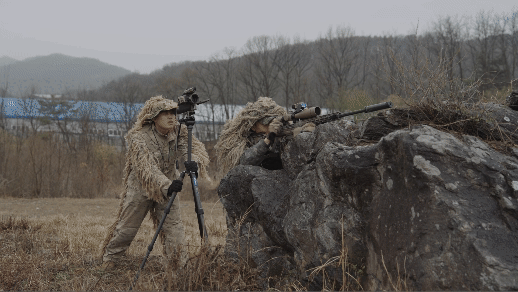 육군의 저격팀 장병들이 위장복(길리 슈트)를 입고 악천후 속에서 저격훈련을 하고 있다. [매경DB 자료영상]