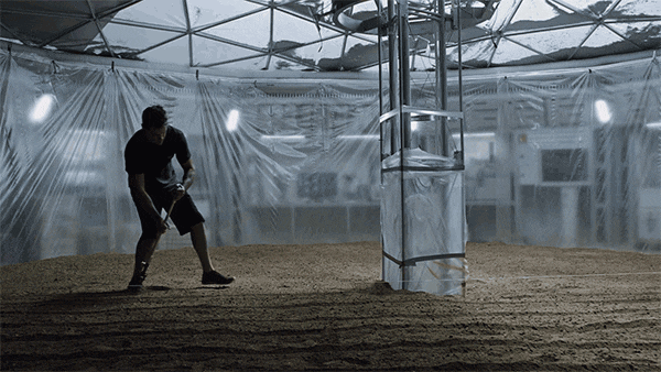 영화 마션에서 낙오된 우주인이 기지 안에서 감자를 키우며 생존하는 모습. 화성을 지구 환경으로 바꾸는 테라포밍이 이뤄지면 감자밭을 기지 밖에 일굴 수 있다./20세기 폭스