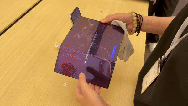 10일 공개된 화웨이의 세계 첫 트리폴드폰 '메이트XT'를 접는 모습./이윤정 기자