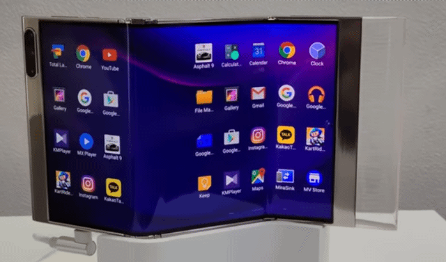 삼성 디스플레이가 3년 전 'IMID 2021'에서 선보인 두 번 접는 디스플레이 [삼성디스플레이 유튜브 갈무리]