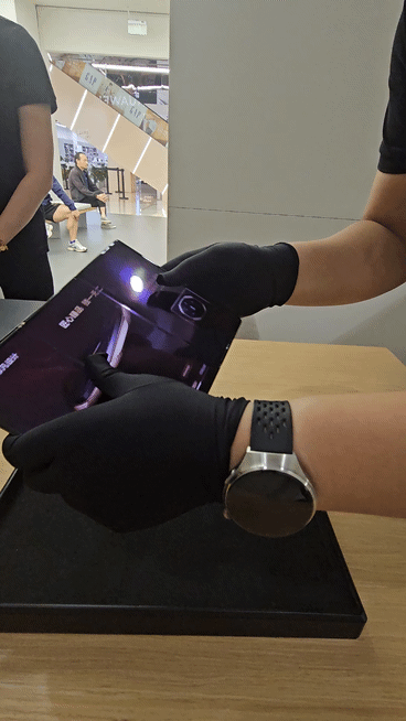 11일 중국 베이징 한 쇼핑몰의 화웨이 매장에서 직원이 메이트 XT를 접었다 펼쳐보이고 있다. (영상=이데일리 이명철 특파원)