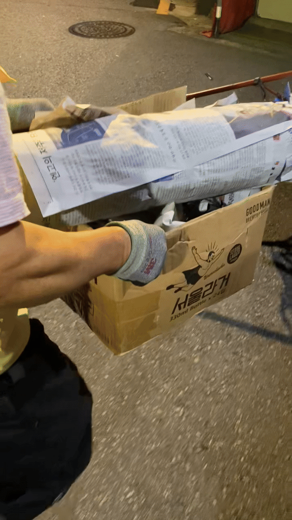 언젠가 재활용센터에서 분리수거 체험을 했을 때, 주택가에서 재활용률이 떨어지는 문제를 얘기했었다. 구석구석 다니며 아무렇게나 섞인 쓰레기를 분리하는 이들. 그래서 폐지 수집 노인이 아니라 '자원재생 활동가'라 부른다. /사진=남형도 기자