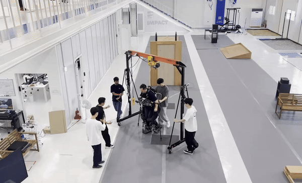 하반신 마비 장애를 지닌 연구원이 직접 워크온 슈트를 착용하고 걷고 있다. (사진=지디넷코리아 신영빈 기자)