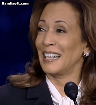 지난 10일(현지시간) 미국 대선 TV토론에 참여한 민주당 대선 후보 카멀라 해리스 부통령이 공화당 대선 후보인 도널드 트럼프 전 대통령이 발언하자 손을 턱에 괴며 경청하고 있다. [유튜브 캡처]