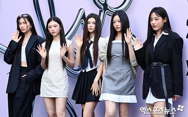 뉴진스 빨강 이미지