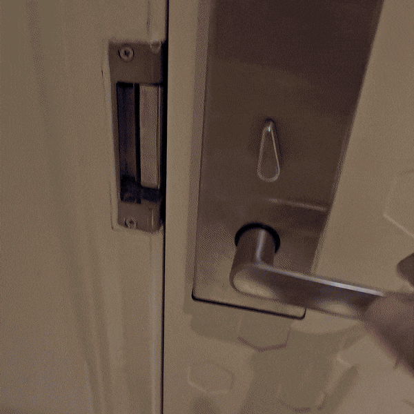 중국 항저우에 있는 알리바바 플라이주(FlyZoo)호텔 객실로 로봇이 물을 배달하러 왔다. (영상=경계영 기자)