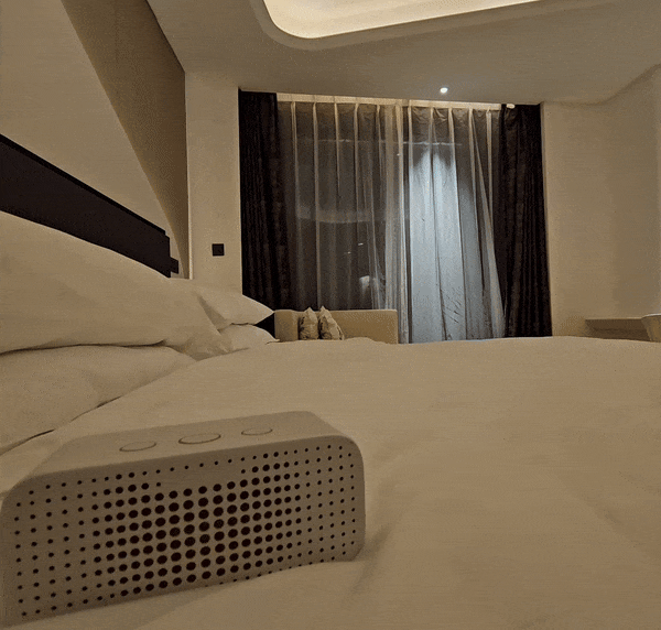 중국 항저우에 있는 알리바바 플라이주(FlyZoo)호텔 티엔마오징링에 명령하자 커텐이 닫히고 있다. (사진=경계영 기자)