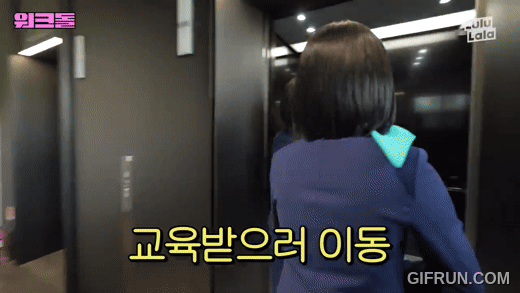 아이돌그룹 엔믹스 멤버 오해원이 에어부산 승무원 아르바이트를 하는 '워크맨' 영상에서 유행어 '외모 체크'를 외치고 있다./워크맨 유튜브 캡처