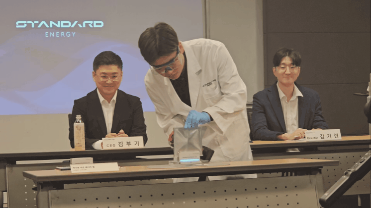 스탠다드에너지 관계자가 안전성을 보여주기 위한 VIB 셀 관통 시연을 하고 있다. ⓒ데일리안 정진주 기자