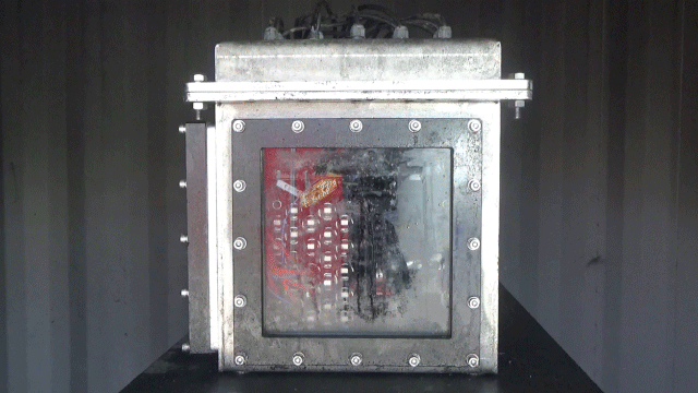 액침냉각 ESS 안전성 테스트 영상. 배터리를 열폭주시켜 인위적으로 화재가 발생했지만 리튬이온 배터리 모듈을 가득 채운 냉각 플루이드(Thermal Fluids ∙절연액)가 화재를 원천 차단하는 모습. ⓒ한화에어로스페이스ⓒ