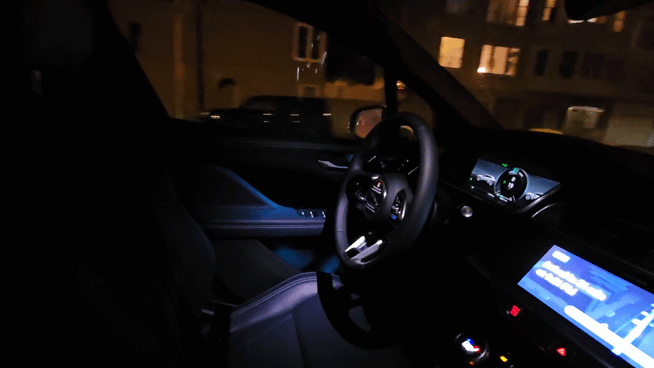 16일(현지 시간) 로보택시 ‘웨이모’가 운전석에 운전자 탑승 없이 샌프란시스코 시내 도로에서 스스로 주행하다가 신호에 맞춰 서서히 감속하며 정차하고 있다.(영상=김범준 기자)