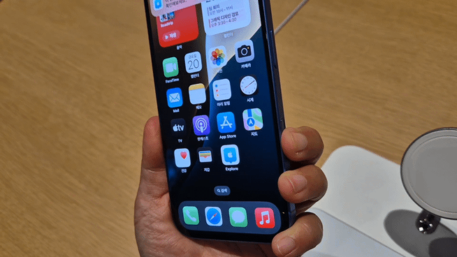 아이폰16 일반 모델에도 카메라 컨트롤 버튼이 탑재됐다.(사진=임유경 기자)