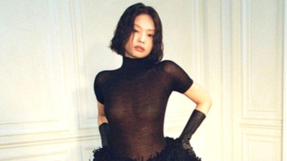 블랙핑크 제니, 가슴 노출 화보 공개...'열애설' 이어 파격 행보