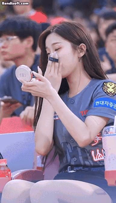 화제가 된 치어리더 이주은이 삐끼삐끼 춤을 추며 화제가 된 영상. [사진출처 =유튜브]