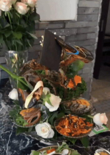 서울의 한 음식점에서 제공한 랍스터. 온라인 커뮤니티 갈무리