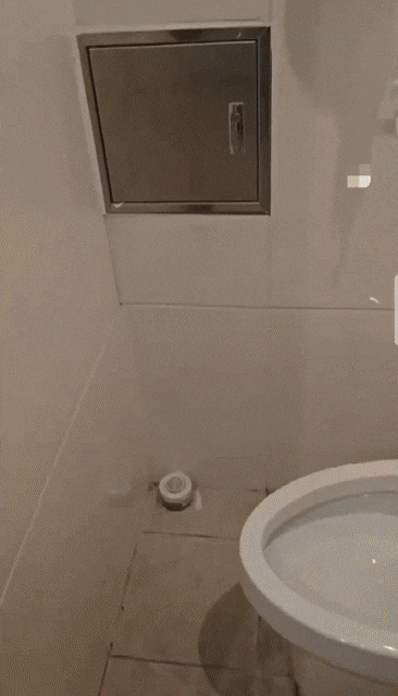 지난달 서울 중랑구의 한 헬스장 화장실 내부에 사용 후 버려진 주사기 수십여 개가 쌓여 있는 모습. /인스타그램