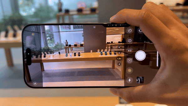 아이폰16 시리즈는 카메라 컨트롤 버튼을 활용해 한 손가락으로 다양한 촬영 옵션을 선택·조절할 수 있다. /김민국 기자