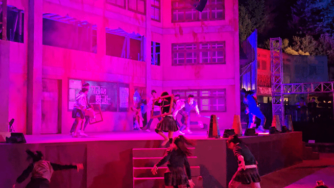 하루 2~3회 에버랜드 '지금우리학교는' 테마에서 진행되는 좀비공연./사진=김온유 기자