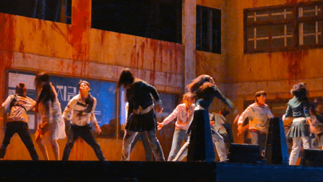 에버랜드가 매일 저녁 블러드시티에서 선보이는 넷플릭스 시리즈 ‘지금 우리 학교는’ 라이브 공연. 용인=김현일 기자