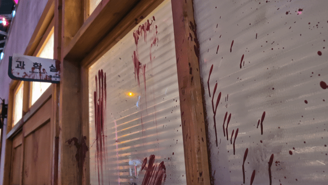 에버랜드가 블러드시티에 재현한 넷플릭스 시리즈 ‘지금 우리 학교는’ 속 과학실 세트. 용인=김현일 기자