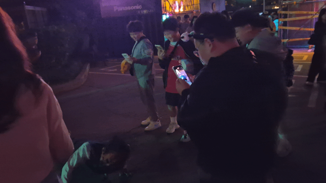 에버랜드 블러드시티에서 좀비 연기자가 방문객들 앞에서 좀비 연기를 펼치고 있다. 용인=김현일 기자