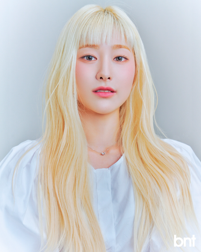 위나 원이 “도전해보고 싶은 음악? 몽환적인 장르, 우리 팀 은근 잘 어울릴 것 같아” [화보]