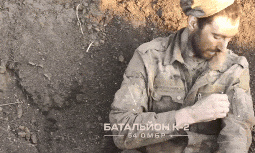 우크라이나군이 드론을 이용해 전달한 진통제를 맞은 뒤 참호에서 빠져나오는 러시아 부상병