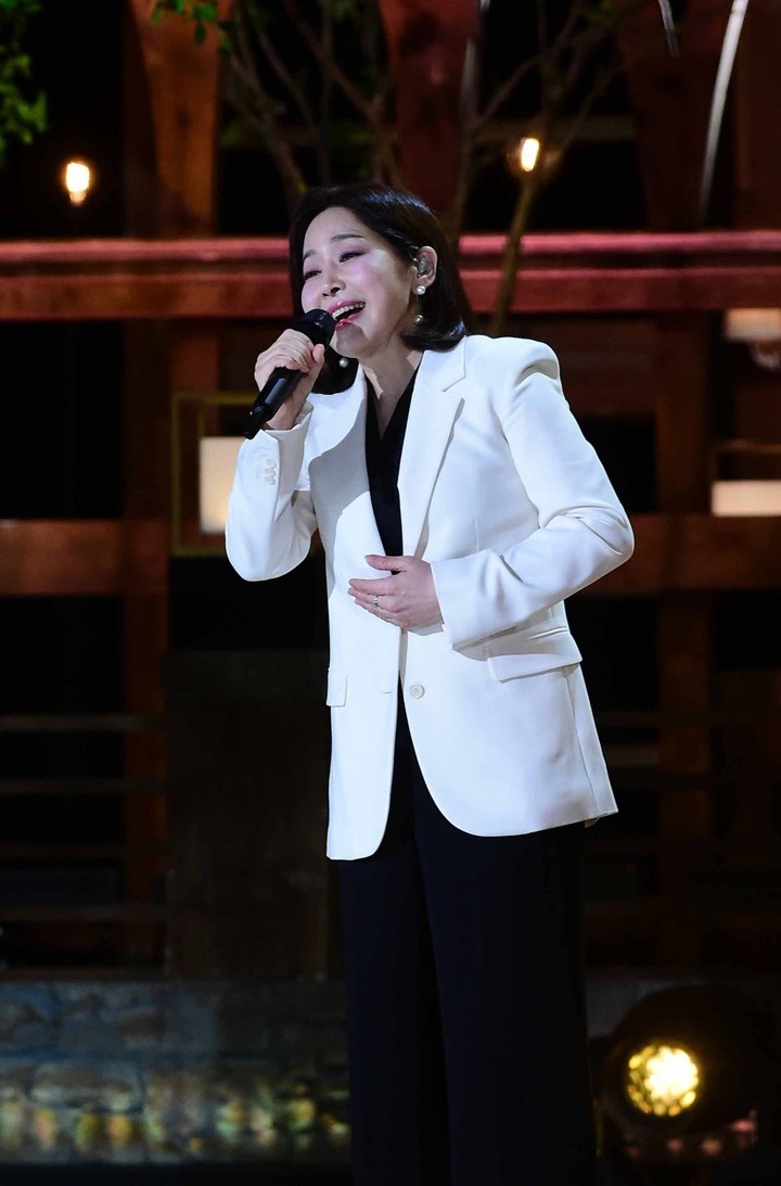 윤지영 전 아나운서, '가요무대'서 트로트 가수 변신