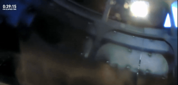 제라드 아이작먼이 드래건 우주선의 해치를 열고 우주로 나오는 모습. 스페이스X 중계 영상 캡처